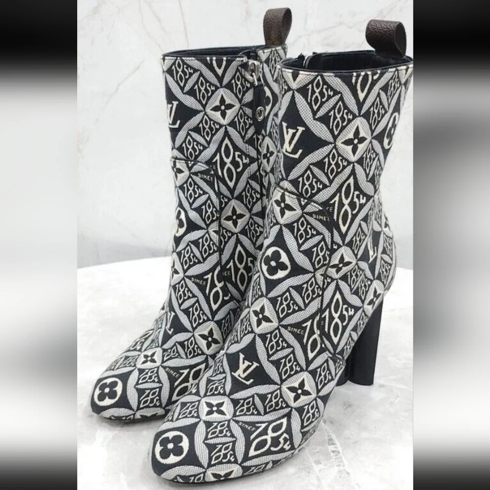 Louis Vuitton elegant heeled